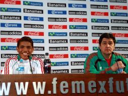 Jonathan dos Santos junto al director técnico, Luis Fernando Tena, tras una sesión de entrenamiento. MEXSPORT  /