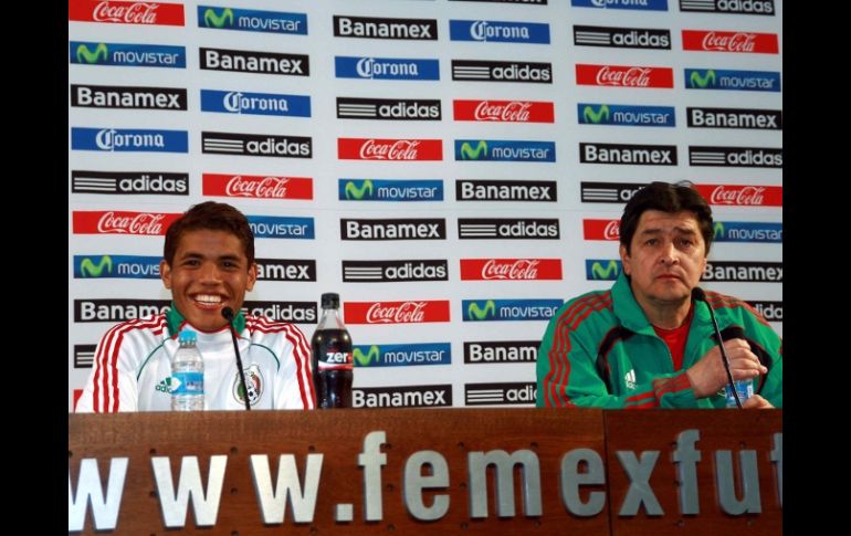 Jonathan dos Santos junto al director técnico, Luis Fernando Tena, tras una sesión de entrenamiento. MEXSPORT  /