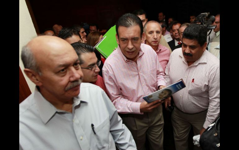 Rafael González Pimienta (izquierda), presidente estatal del PRI, acompaña a su líder nacional, Humberto Moreira (centro). S. NÚÑEZ  /