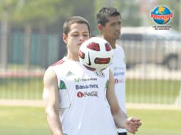 Javier Hernández controla el esférico con el pecho, en la práctica del Tricolor en la cancha del Pizza Hut Park. MEXSPORT  /