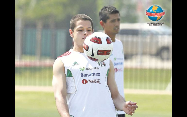 Javier Hernández controla el esférico con el pecho, en la práctica del Tricolor en la cancha del Pizza Hut Park. MEXSPORT  /