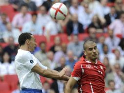 El jugador inglés Rio Ferdinand (i) lucha por el balón con el suizo Eren Derdiyok. EFE  /