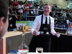 El barista noruego Hakon Kinn preparando espressos durante el Campeonato Mundial de Baristas. EFE  /