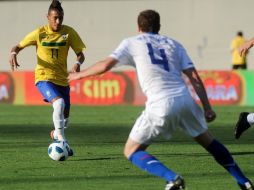 El jugador de Brasil Neymar (i) disputa el balón con Mathijnsen (d) de Holanda. EFE  /