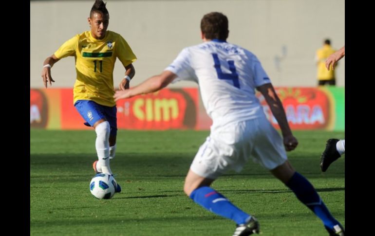 El jugador de Brasil Neymar (i) disputa el balón con Mathijnsen (d) de Holanda. EFE  /