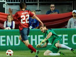 Los jugadores de la Selección de Estados Unidos no pudieron marcar ante el portero español, Iker Casillas. EFE  /