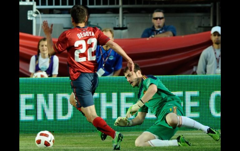 Los jugadores de la Selección de Estados Unidos no pudieron marcar ante el portero español, Iker Casillas. EFE  /