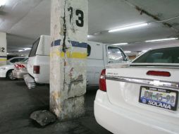 En el estacionamiento del Hospicio Cabañas algunas de las columnas que soportan la estructura lucen deterioradas. M. FREYRÍA  /