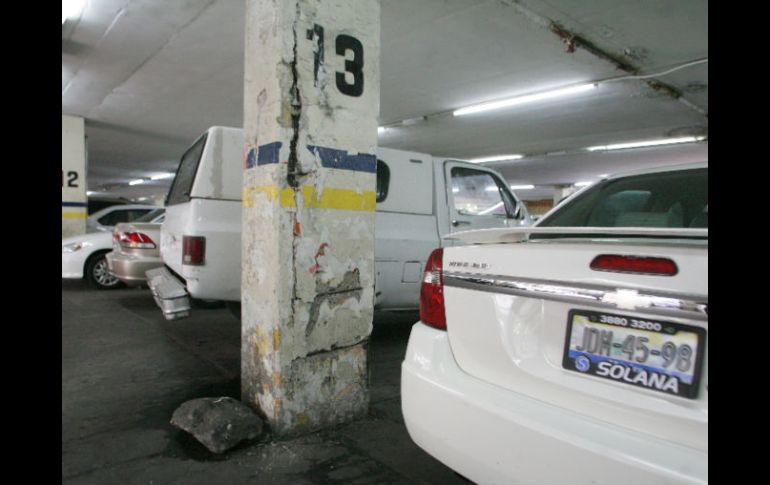 En el estacionamiento del Hospicio Cabañas algunas de las columnas que soportan la estructura lucen deterioradas. M. FREYRÍA  /