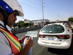 Este año se prevé que sólo la mitad del parque vehicular del Estado, un millón 300 mil vehículos, realice la afinación. A. GARCÍA  /