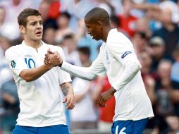 Jack Wilshere felicita a Ashley Young, quien marcó el segundo gol inglés.REUTERS  /