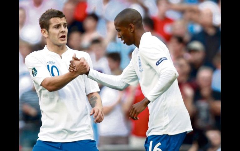 Jack Wilshere felicita a Ashley Young, quien marcó el segundo gol inglés.REUTERS  /