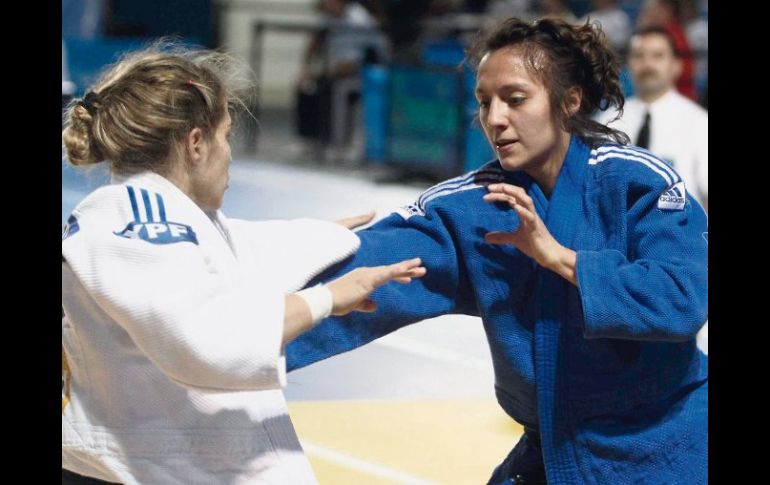 La judoka tapatía, Edna Carillo (der.), ganó bronce en el anterior Panamericano de la especialidad. MEXSPORT  /