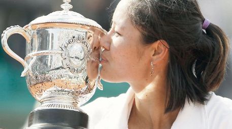 Na Li besa la Copa 'Suzanne Lenglen' campeona de Roland Garros.EFE  /