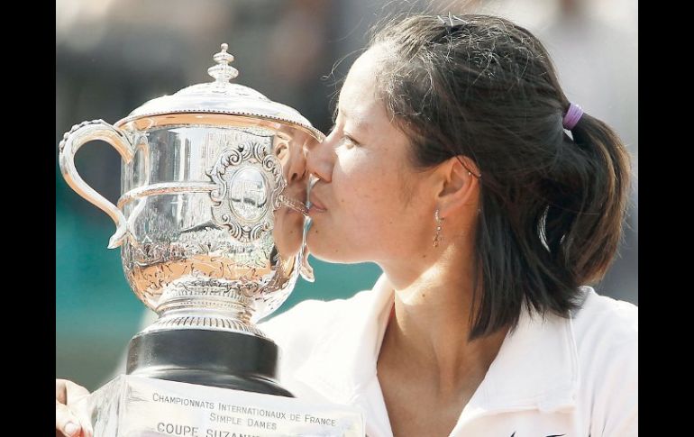 Na Li besa la Copa 'Suzanne Lenglen' campeona de Roland Garros.EFE  /