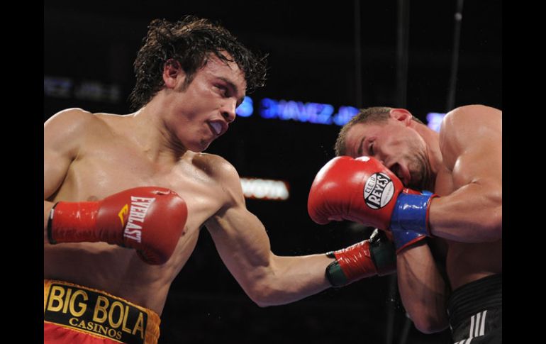 Julio César Chávez vence por decisión al alemán Zbik en Los Ángeles. AP  /