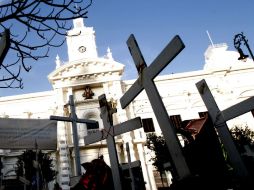 Las cruces en memoria de los infantes fallecidos a causa del incendio descansan frente al Palacio de Gobierno de Sonora. EL UNIVERSAL  /