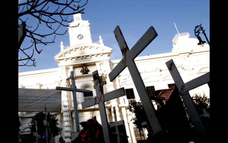 Las cruces en memoria de los infantes fallecidos a causa del incendio descansan frente al Palacio de Gobierno de Sonora. EL UNIVERSAL  /