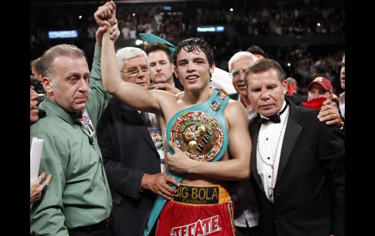 Julio César Chávez Jr. vence por decisión mayoritaria al alemán Zbik en Los Ángeles. REUTERS  /