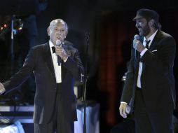 El diseñador dominicano (i) comparte el escenario con su compatriota Juan Luis Guerra (d). AP  /