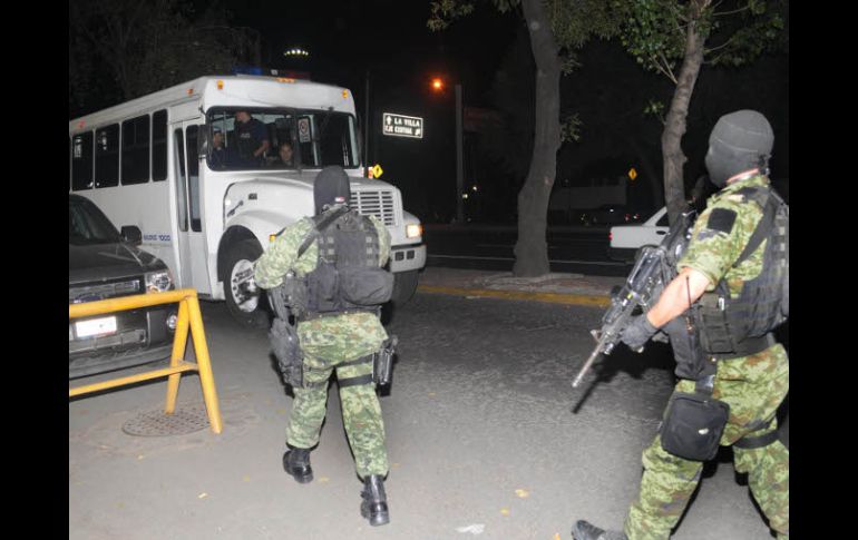 Custodiado por militares, la madrugada de este domingo, Jorge Hank Rhon, llegó a las instalaciones de la SIEDO. EL UNIVERSAL  /