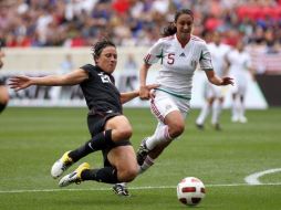 La mexicana, Natalie Vinti, disputa el balón contra Abby Wambach de la Selección de Estados Unidos. AFP  /