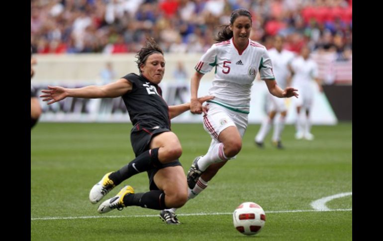 La mexicana, Natalie Vinti, disputa el balón contra Abby Wambach de la Selección de Estados Unidos. AFP  /