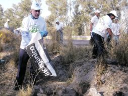 El mandatario estatal llegó a las 08:30 y durante una hora participó con ciudadanos en la limpieza de la arteria. ESPECIAL  /