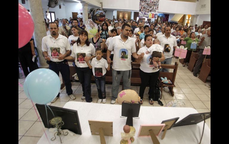 La protesta del segundo aniversario comenzó con una misa afuera de las instalaciones de la guardería ABC. EL UNIVERSAL  /