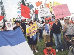 Un grupo de manifestantes rechaza el regreso de Honduras a la Organización de Estados Americanos. EFE  /