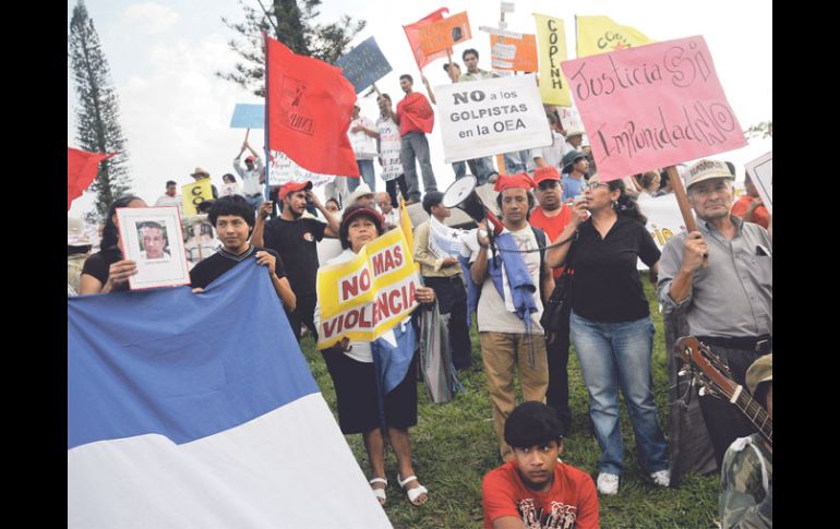 Un grupo de manifestantes rechaza el regreso de Honduras a la Organización de Estados Americanos. EFE  /