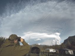 Un chileno observa la nube de ceniza desprendida del coloso. EFE  /