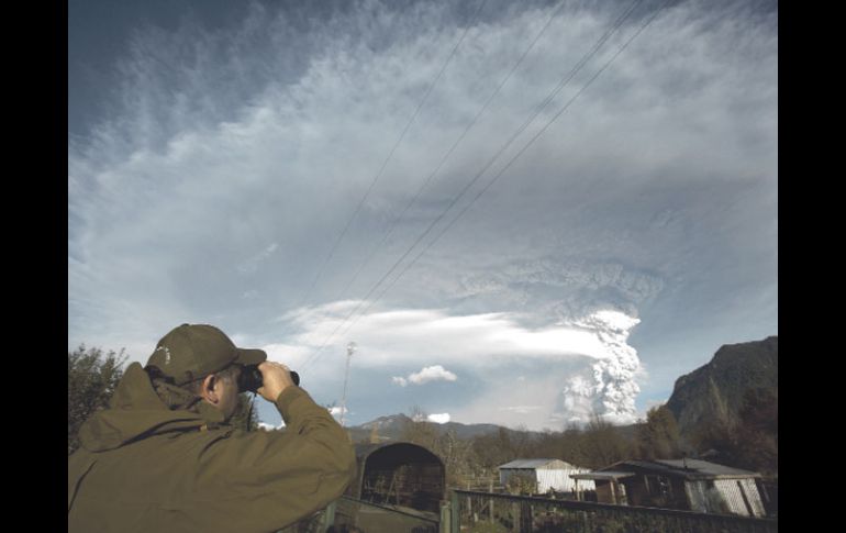 Un chileno observa la nube de ceniza desprendida del coloso. EFE  /