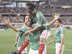 Giovani dos Santos (10) felicita a Aldo de Nigris por su anotación. AFP  /