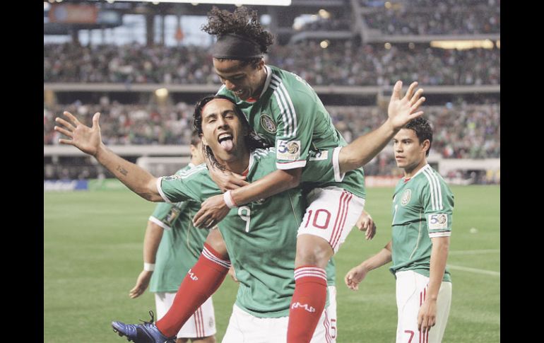 Giovani dos Santos (10) felicita a Aldo de Nigris por su anotación. AFP  /