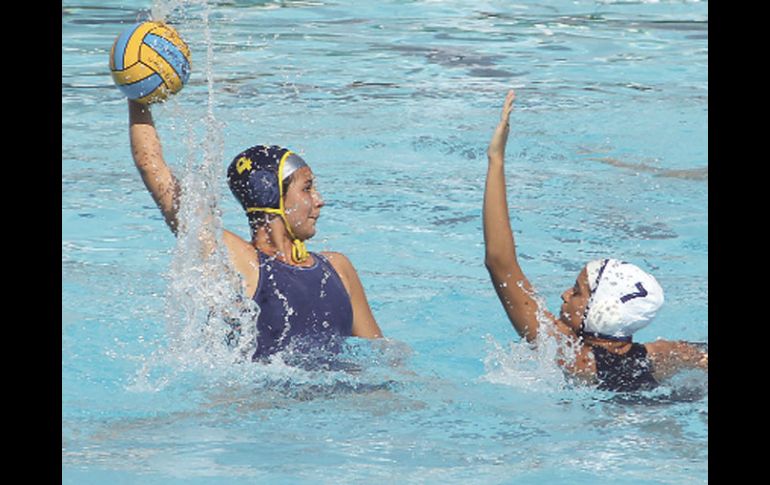 La Selección de polo acuático femenil de Jalisco en la categoría Juvenil A venció ayer a la del Estado de México 13-3. ESPECIAL  /