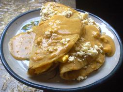 Se muestra un platillo de enfrijoladas de chicharrón que forma parte del Festival Gastronómico. ESPECIAL  /