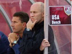 Bob Bradley, el estratega de la Selección de Estados Unidos observando un partido de su equipo. AFP  /