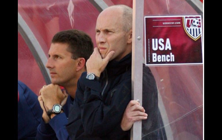 Bob Bradley, el estratega de la Selección de Estados Unidos observando un partido de su equipo. AFP  /