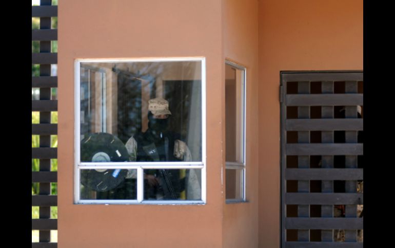 Militares resguardan la entrada principal de la vivienda de Jorge Hank Rhon, este domingo. NTX  /