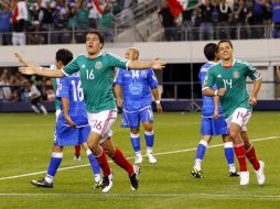 Efraín Juárez festeja su anotación ante El Salvador en la Copa Oro. EFE  /