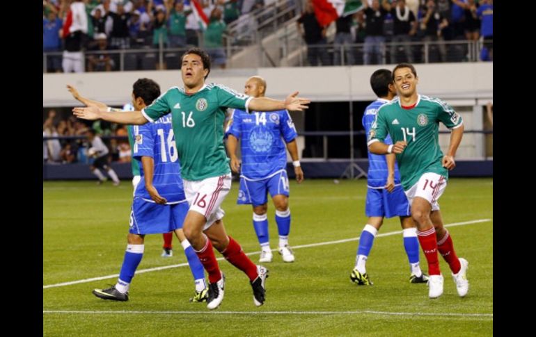 Efraín Juárez festeja su anotación ante El Salvador en la Copa Oro. EFE  /