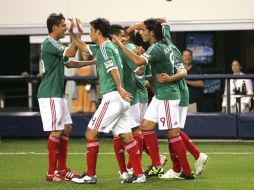 Los jugadores de la Selección festejan el gol de 'Chicharito' Hernández. AFP  /