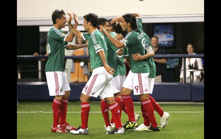 Los jugadores de la Selección festejan el gol de 'Chicharito' Hernández. AFP  /