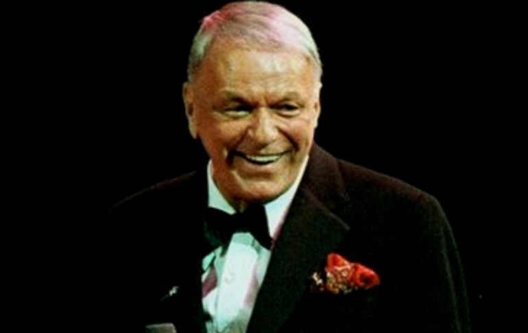 Frank Sinatra tenía obsesión por bañarse hasta 12 veces al día. ESPECIAL  /