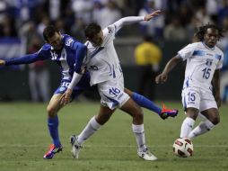 Marco Pappa de Guatemala y Mauricio Sabillon de Honduras pelean por el balón. AFP  /