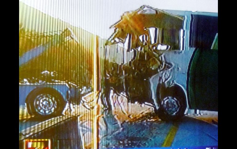 Frente destrozada de uno de los vehículos involucrados en el accidente. Foto tomada de la televisión. ESPECIAL  /