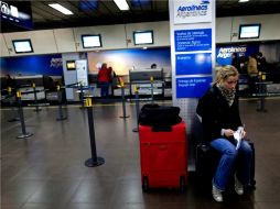 Las cenizas de Puyehue han obligado la suspensión de actividades en Carrasco y los aeropuertos argentinos. AP  /