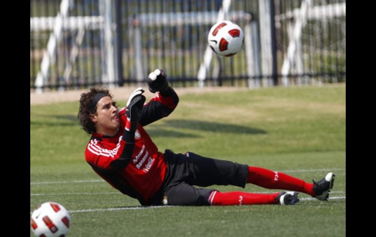 Guillermo Ochoa trabaja para seguir defendiendo la portería de México con éxito. EFE  /