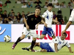 Mesut Özil de Alemania pelea por la bola con el jugador de Azerbaiyán. EFE  /